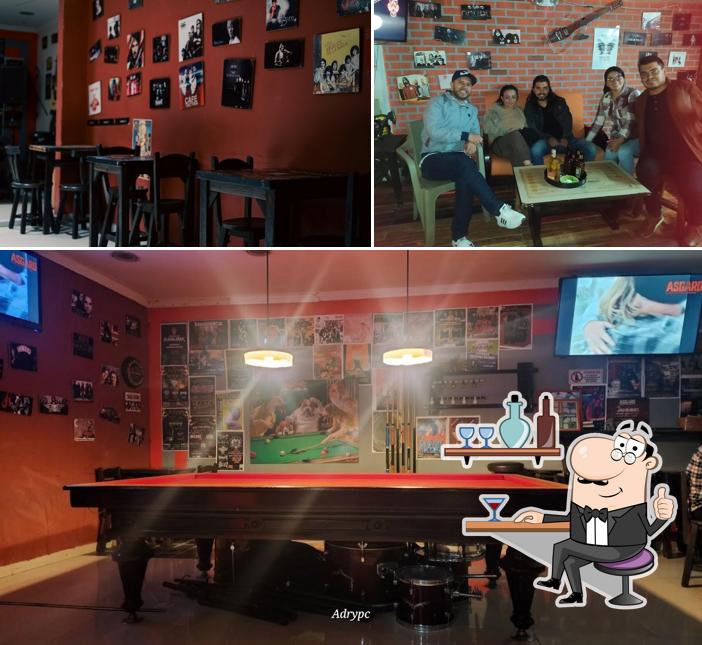 Interior de Asgard Pub Rock - billar, posters de rock y ambiente unico