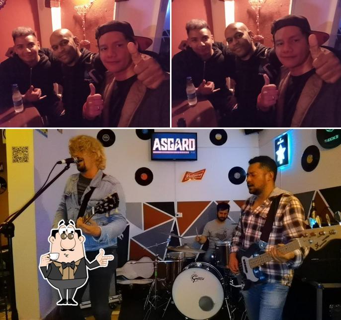 Banda tocando en el escenario de Asgard