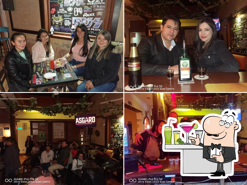 Amigos disfrutando del ambiente en Asgard Pub Rock