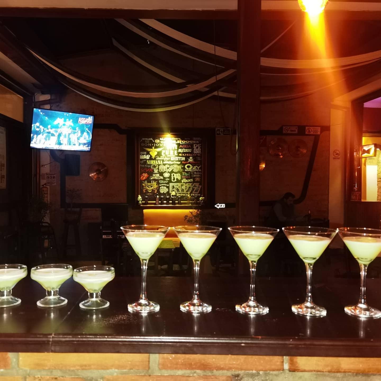 Cocteles preparados en la barra de Asgard Pub Rock
